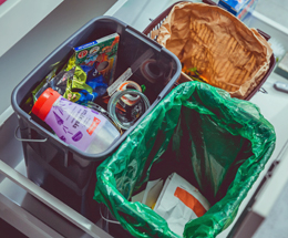 Tre behållare för sortering under diskbänken, en för matavfall, en för förpackningsmaterial och en för restavfall. Foto: Wizworks Studios