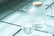 Häll det kokta vattnet i en tillbringare. Foto: Unsplash